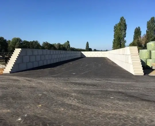Blocs béton modulables StockBloc pour construction durable et rapide de silos à ensilage robustes et faciles à monter